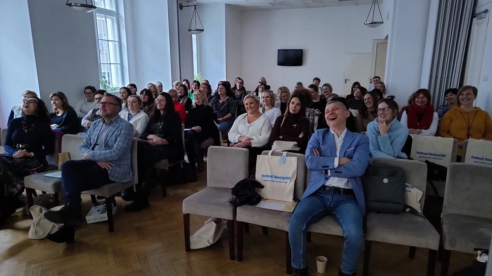 Ludzie siedzący i śmiejący się