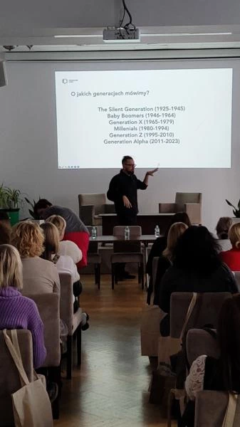 Mężczyzna prowadzący wykład