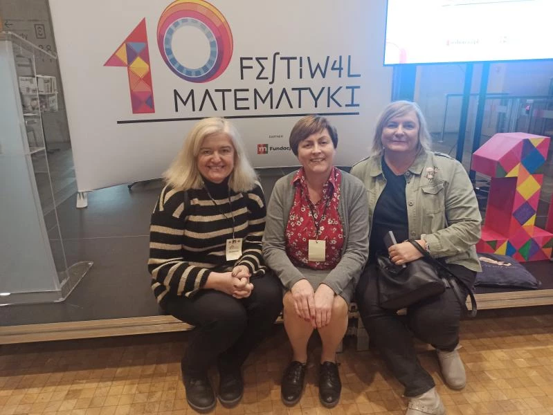 Trzy kobiety siedzące na ławce