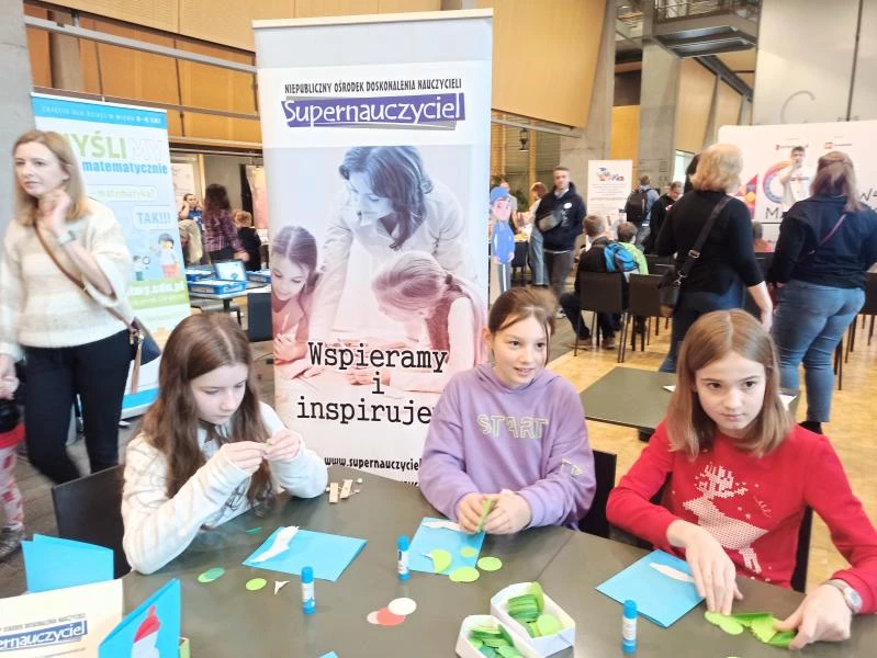 Dzieci bawiące się przy stolikach