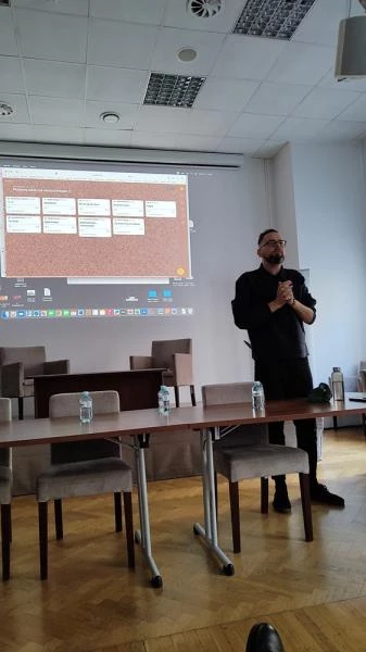 Mężczyzna stojący przy stole