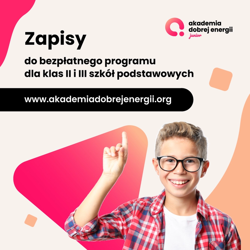 Chłopiec podnoszący rękę do góry