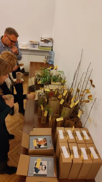 Ludzie oglądający rzeczy na stołach