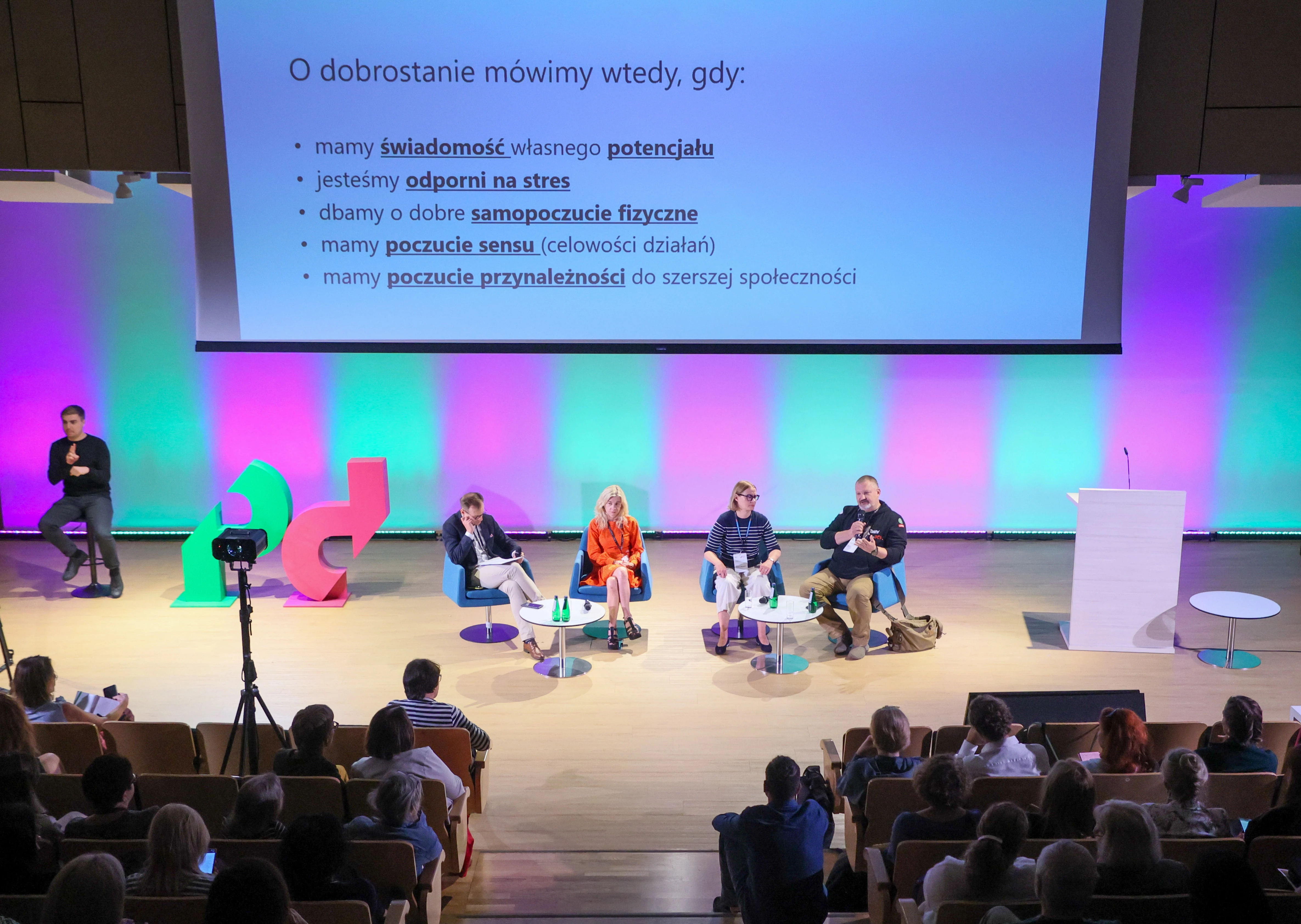 Ludzie przedstawiający prezentację