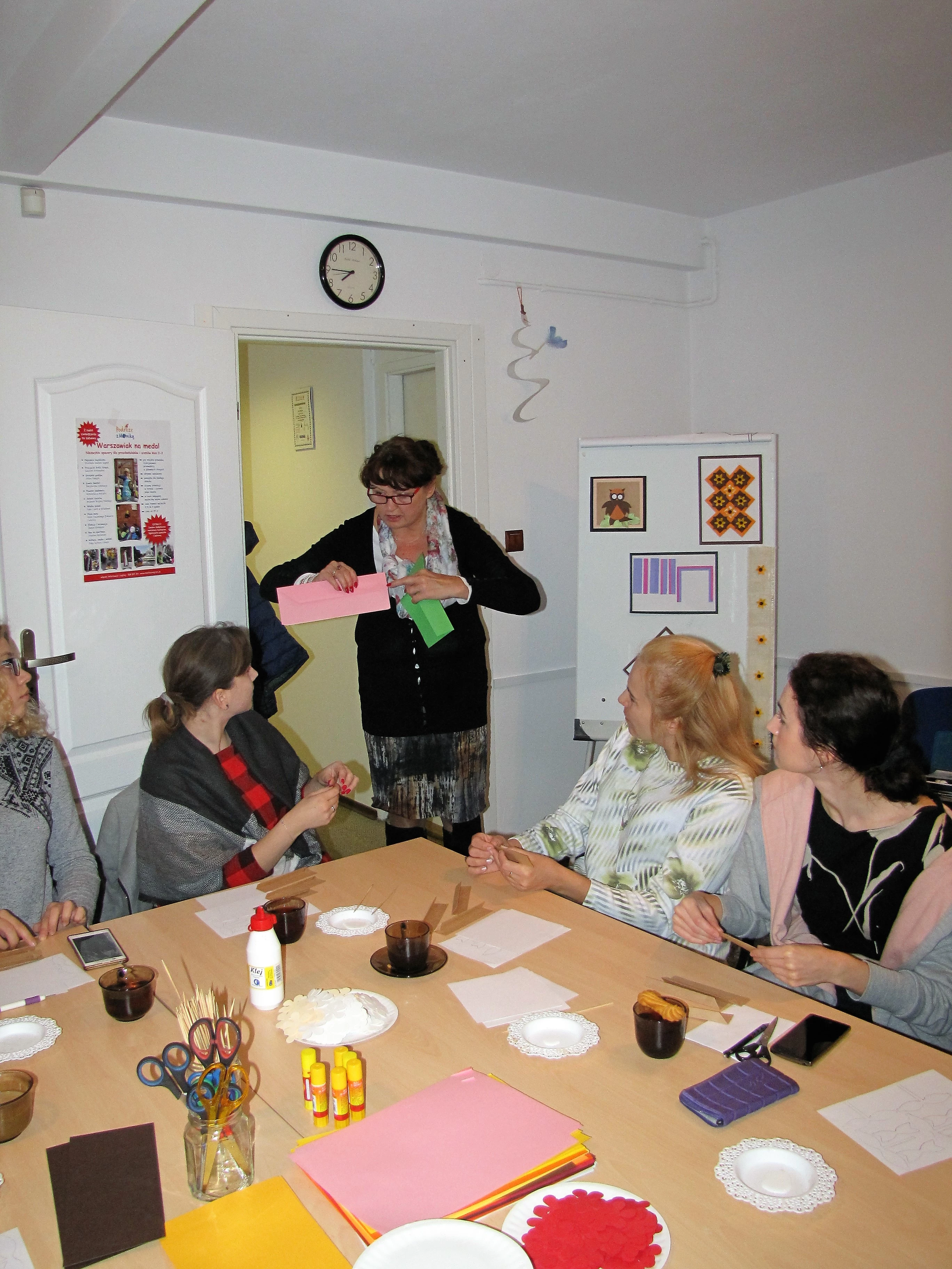 Osoby rozmawiające przy stolikach